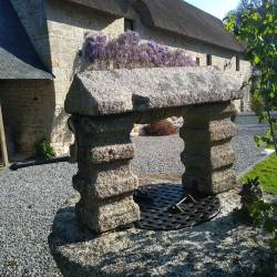 Grille de puit devant chaumi�re