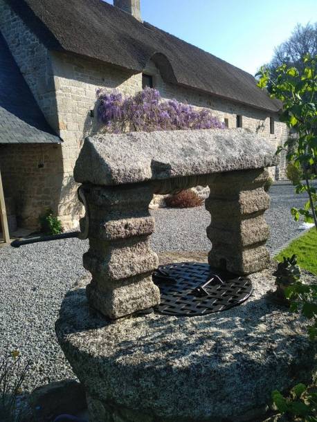 Grille de puit devant chaumi�re