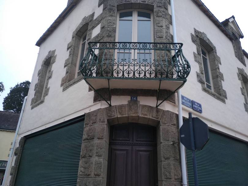 Restauration d'un balcon ancien .